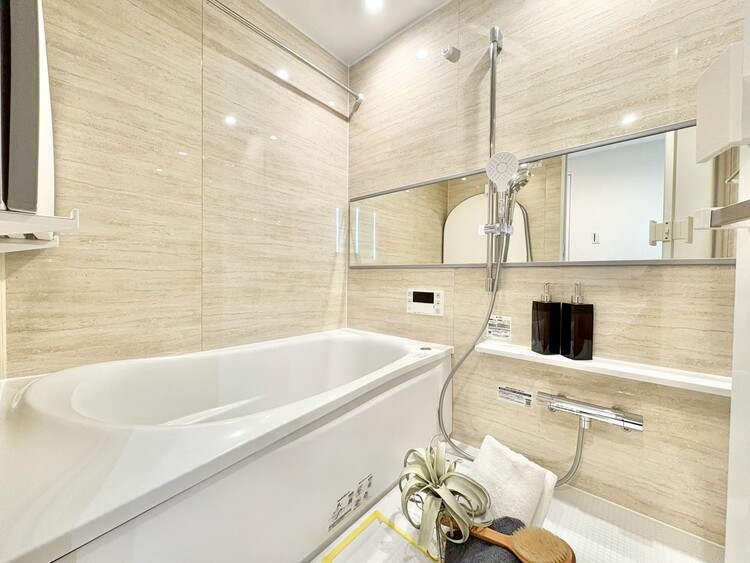 風呂 一日の疲れを癒すバスルームは、心地よいリラックスを叶える清潔感溢れる空間です。