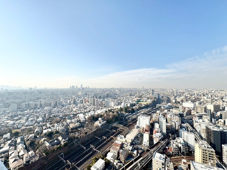 バルコニー 窓を開けると広がる青空。心をリフレッシュして日々を過ごしていきましょう。