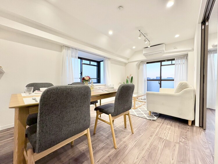 居間 快適に過ごす毎日を求めて、暮らしの中でご自身の「マイホーム」に創り上げてください。