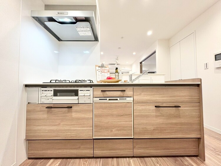 キッチン スマートな意匠と充実の機能を備えたキッチンが、暮らしにおいしい彩りを添えます。