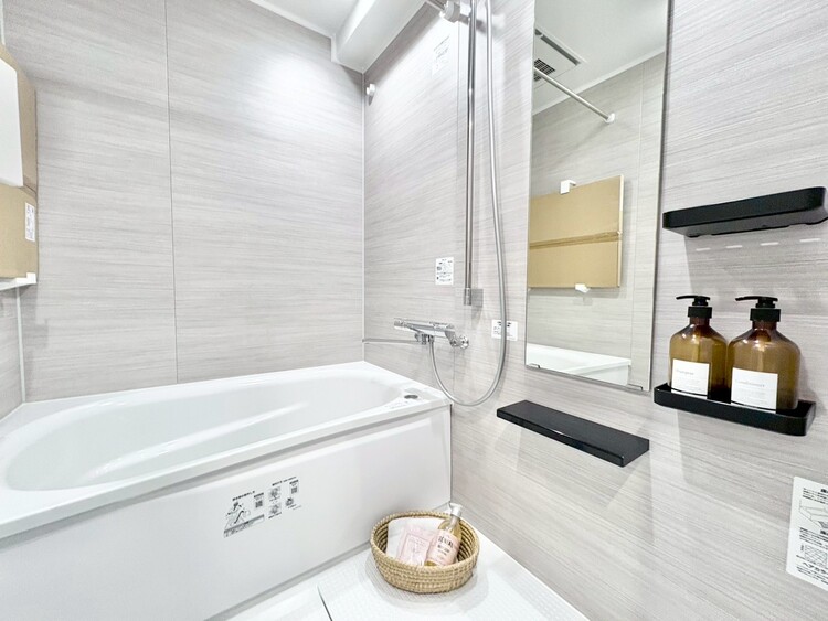 風呂 一日の疲れを癒すバスルームは、心地よいリラックスを叶える清潔感溢れる空間です。