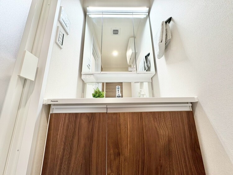 洗面 何かと物が増える場所だからこそ、スッキリと見映えの良い空間に。