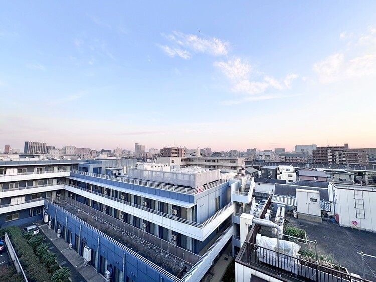 バルコニー 窓を開けると広がる青空。心をリフレッシュして日々を過ごしていきましょう。