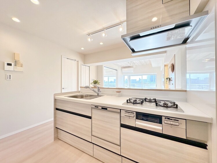 キッチン スマートな意匠と充実の機能を備えたキッチンが、暮らしにおいしい彩りを添えます。