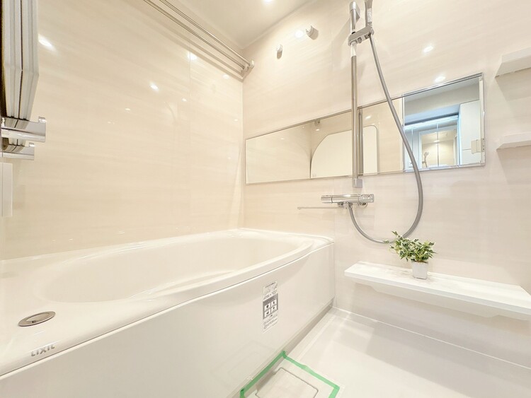 風呂 一日の疲れを癒すバスルームは、心地よいリラックスを叶える清潔感溢れる空間です。