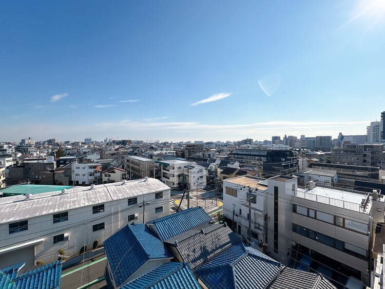 バルコニー 窓を開けると広がる青空。心をリフレッシュして日々を過ごしていきましょう。