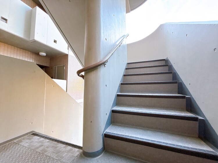 その他 落ち着いた雰囲気の階段。手すりも常設しているので、ゆったりお使いになれます。