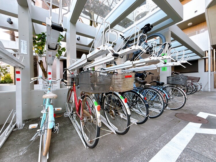 設備 きちんと整備された駐輪場。住む方の心遣いが感じられます。