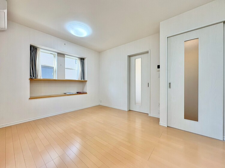 居間 忙しく過ぎゆく日常を置き去るほど、ゆったりした時間が流れるリビング。