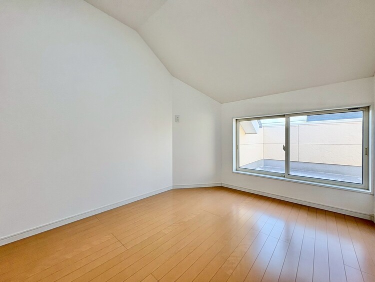 寝室 ベッドも十分に設置するスペースがあります。