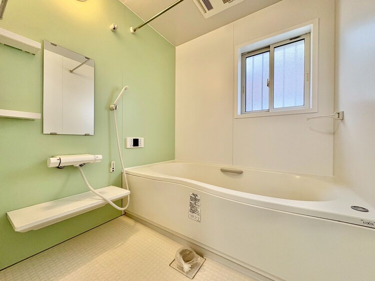 風呂 一日の疲れを癒すバスルームは、心地よいリラックスを叶える清潔感溢れる空間です。