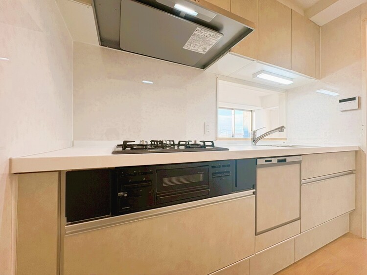 キッチン スマートな意匠と充実の機能を備えたキッチンが、暮らしにおいしい彩りを添えます。