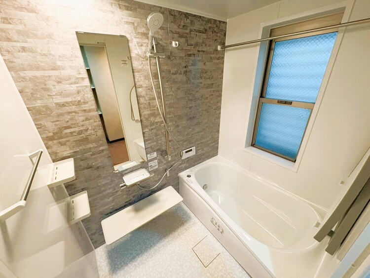 風呂 一日の疲れを癒すバスルームは、心地よいリラックスを叶える清潔感溢れる空間です。