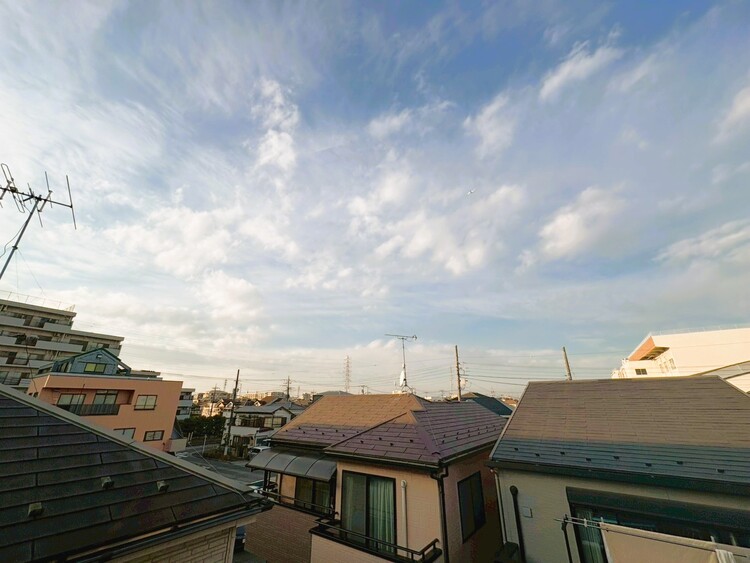 バルコニー 窓を開けると広がる青空。心をリフレッシュして日々を過ごしていきましょう。