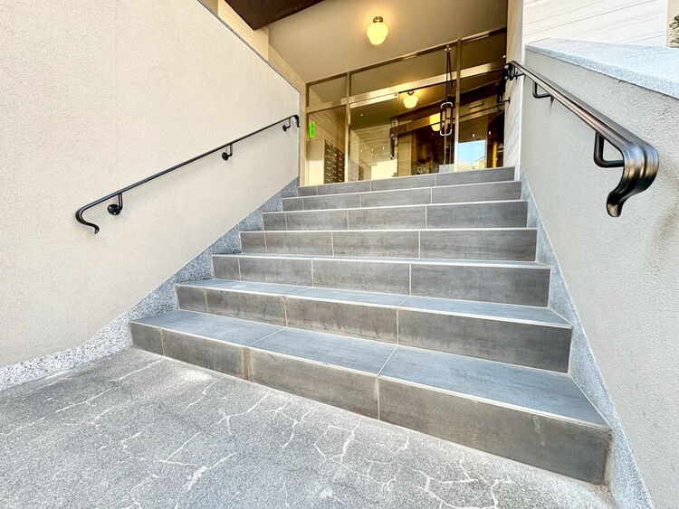 その他 共用部の階段です。明るく清潔に管理されています。