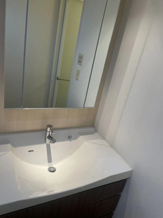 その他 清潔感を感じられる洗面化粧台。