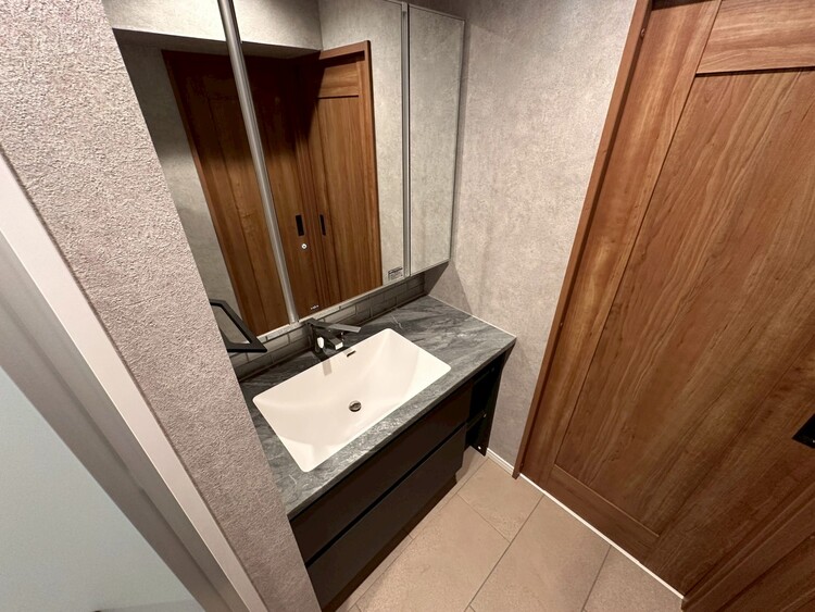 その他 清潔感を感じられる洗面化粧台。