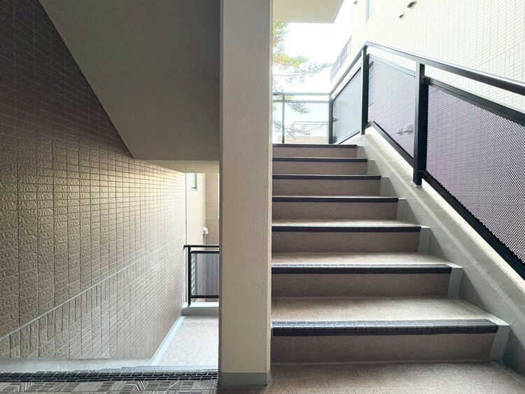 その他 共用部の階段です。明るく清潔に管理されています。