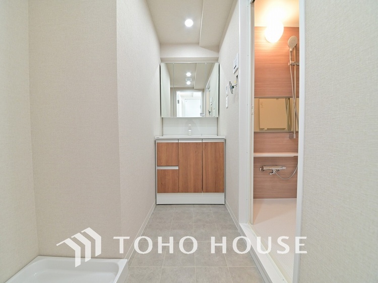 洗面 新規設置の洗面化粧台。収納豊富で使い勝手の良い3面鏡です