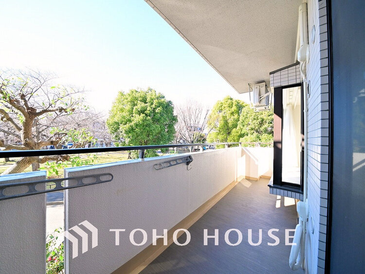 バルコニー 日当たりの良いバルコニーで晴れの日の洗濯物も楽しみになりますね