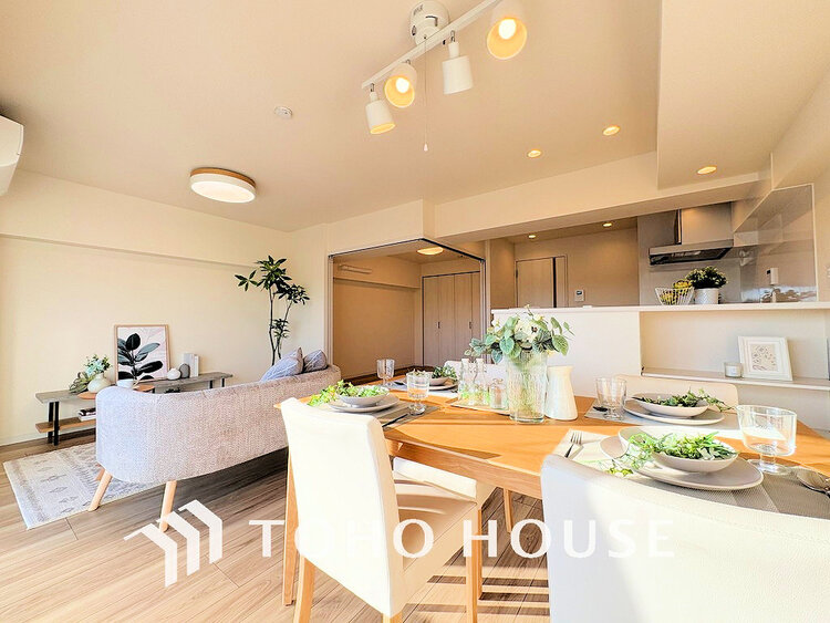 内装 上質な時間を育む暮らしのメインステージ。寛ぎとコミュニケーションを育む居心地のよい場所