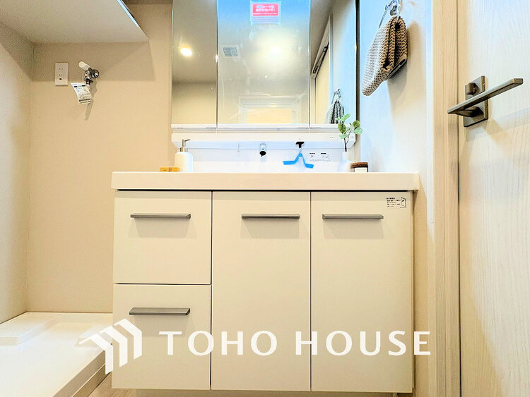 洗面 白を基調とした清潔感のある洗面室で朝の身支度を