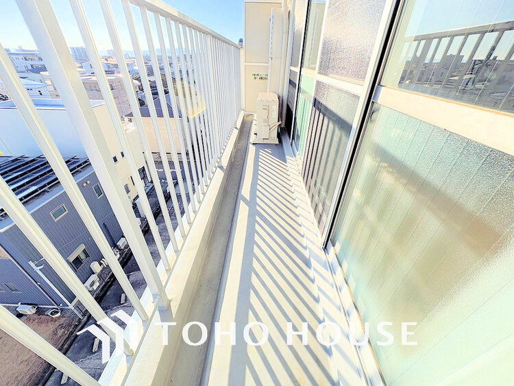 バルコニー 日当たりの良いバルコニーで晴れの日の洗濯物も楽しみになりますね