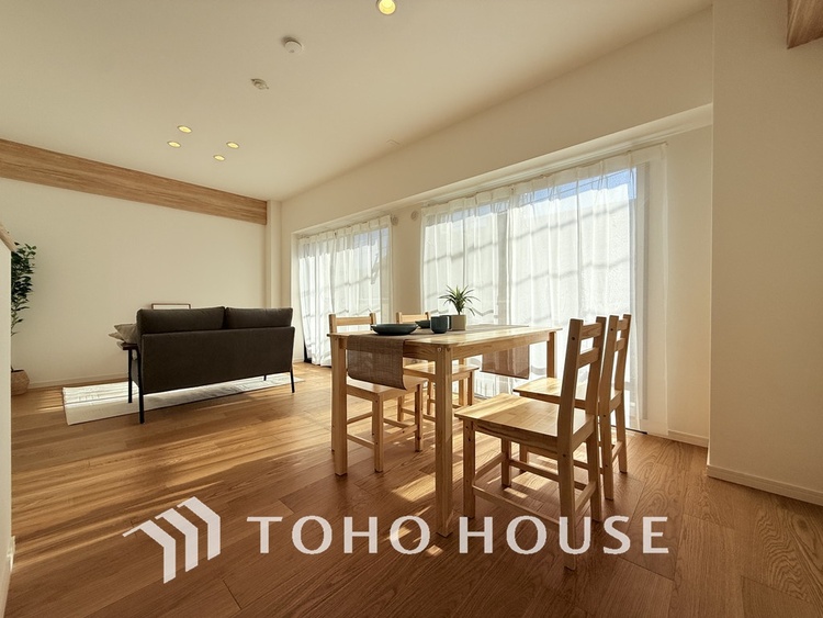 内装 広がりのある住空間、家族が集まるリビング・ダイニング