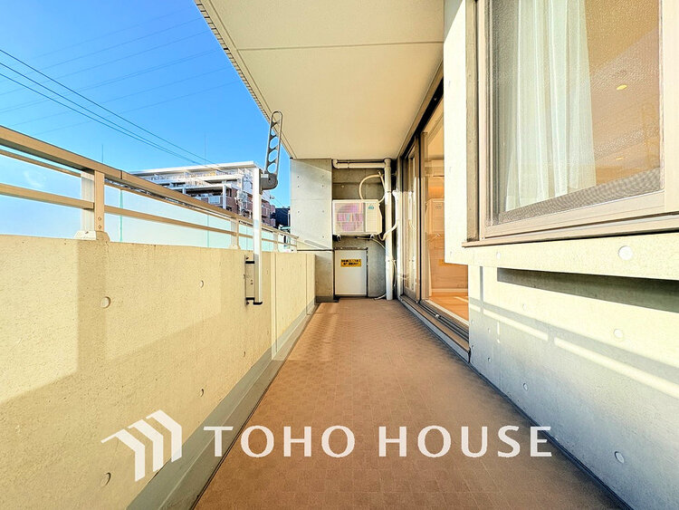 バルコニー 日当たりの良いバルコニーで晴れの日の洗濯物も楽しみになりますね