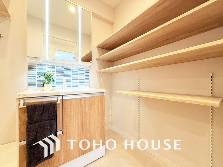 洗面 新規設置の洗面化粧台。収納豊富で使い勝手の良い3面鏡です