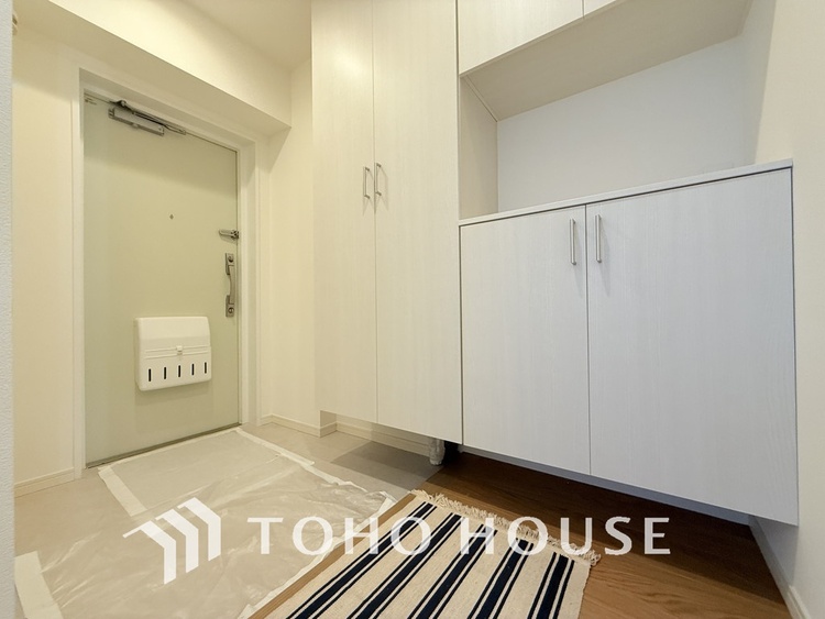 玄関 飾り過ぎないシンプルな内装の玄関