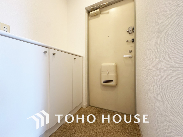 玄関 飾り過ぎないシンプルな内装の玄関