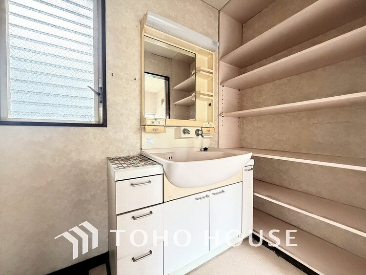 洗面 広々とした洗面室で朝の身支度を