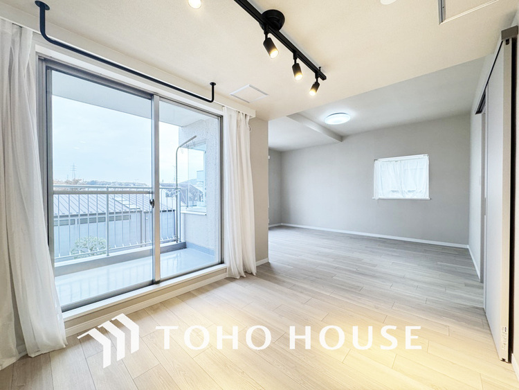 内装 柔らかな陽のそそぐ心地よいリビングダイニング