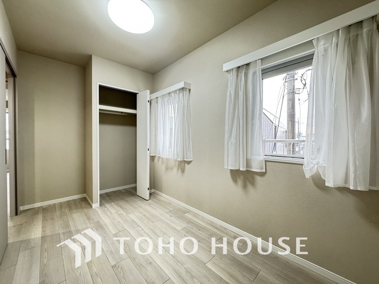 内装 採光もある洋室は、くつろぎのひと時を過ごすのにぴったり