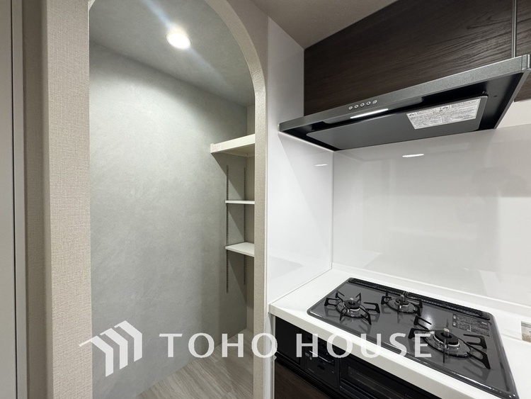 収納 便利なパントリー付き、片付けにくいキッチン周りも安心の収納スペース