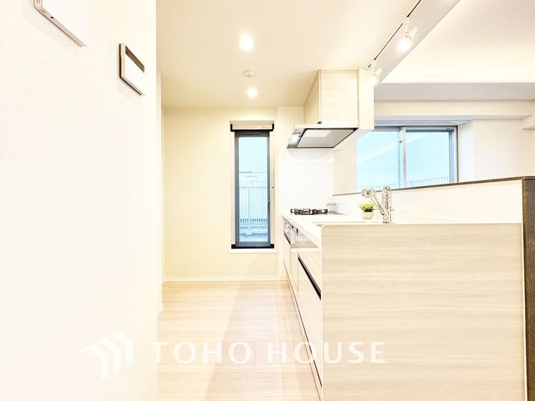 キッチン 【Kitchen】キッチンは家族の絆を育む大切な空間。シンプルで使い易いSystemKitchenで愉しく作る料理は愛情のある美味しいご馳走に。