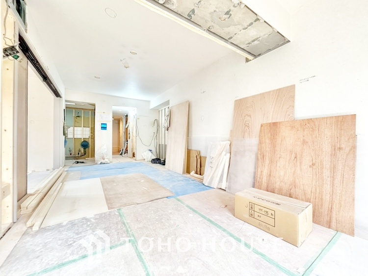 内装 【改装中】居心地のいい暮らしには欠かせない眩い採光。ゆったりとした幅の窓からこの空間に降り注ぐ採光が絶えない。明るいリビングこそ居心地のいい暮らしが待っているのだと思う。