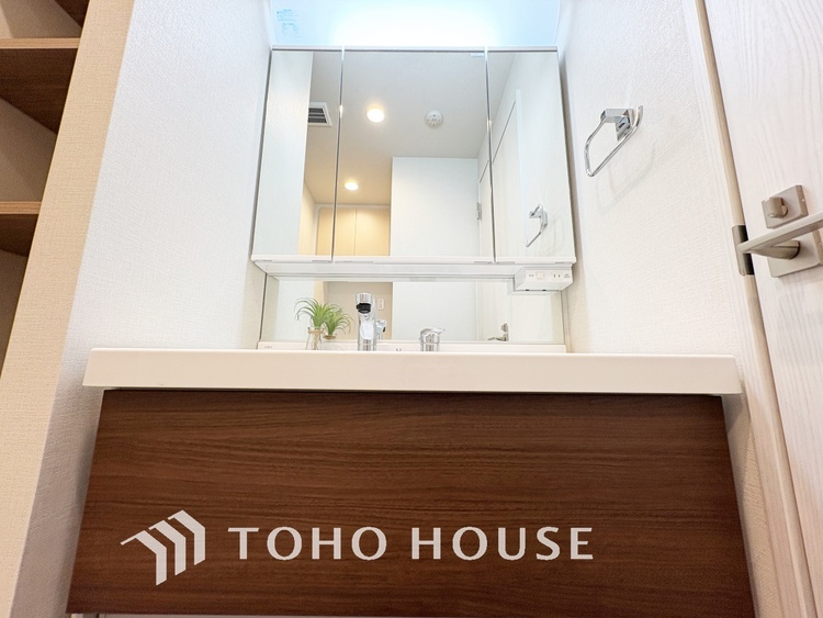 洗面 【Wash basin】十分な大きさの洗面台は収納もさる事ながら、身だしなみチェックや歯磨きなど、朝の慌ただしい時間でもホテルライクなスペースで余裕とゆとりを感じて頂けます。