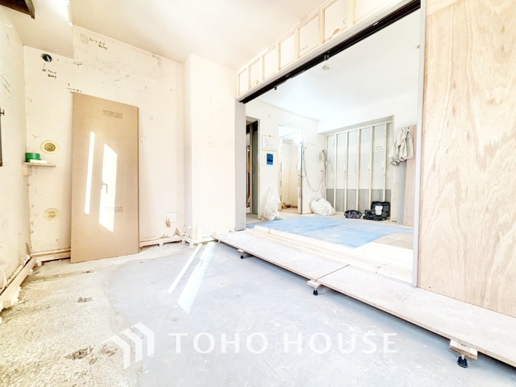 内装 【改装中】使いやすく、明るい洋室に仕上がります。子供部屋や趣味のお部屋にご利用できます。ご自身で家具などを配置し、素敵な空間を創り上げられます。