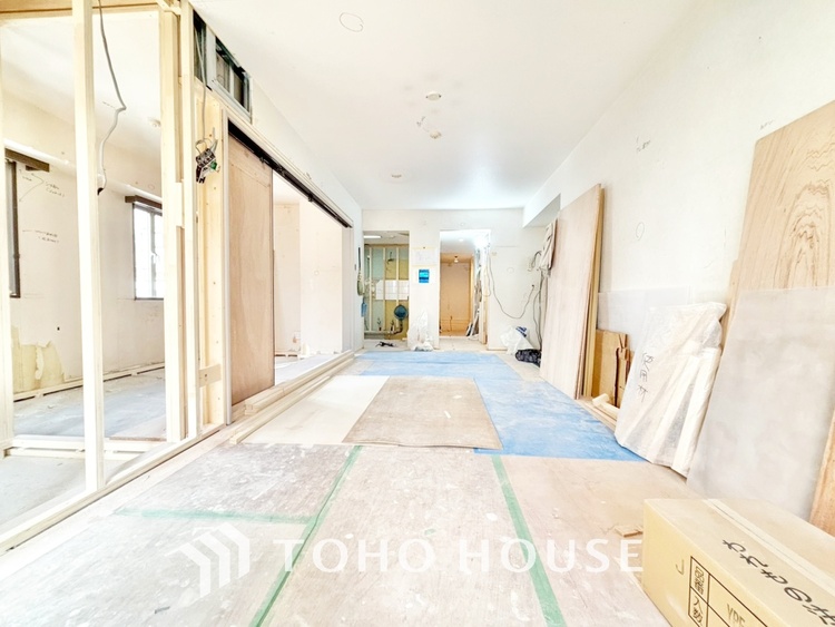 内装 【改装中】ここはみんなが集い、食事と楽しい会話が始まる場所。話に夢中になりすぎて、ついつい時を忘れ、夜半過ぎになってしまう。そんな束の間の幸せを感じさせてくれます。