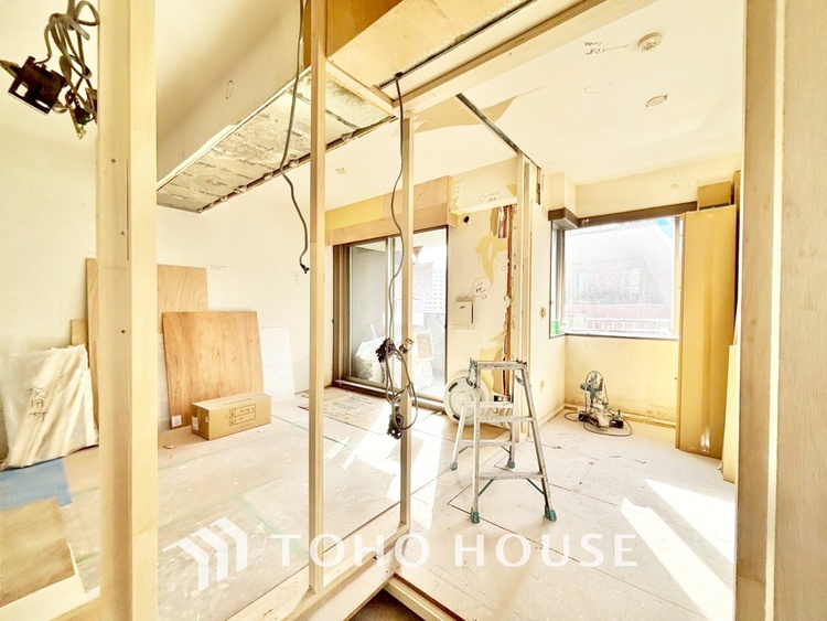 キッチン 【改装中】手元の収納から、足元の収納までが全てスライド式で、奥のスペースまで有効に活用できます。奥まで上から見渡せるので、たまにしか使わない調理器具もサッと取出せます。