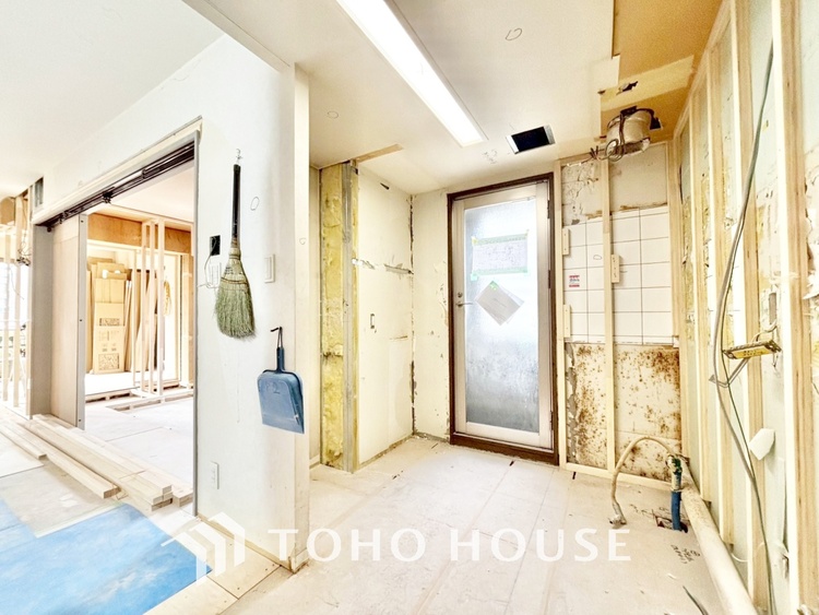 キッチン 【改装中】◆愛育◆キッチンは家族の絆を育む大切な空間。シンプルで使い易いSystemKitchenで愉しく作る料理は愛情のある美味しいご馳走に。家族で使える広々としたダイニングキッチンです。