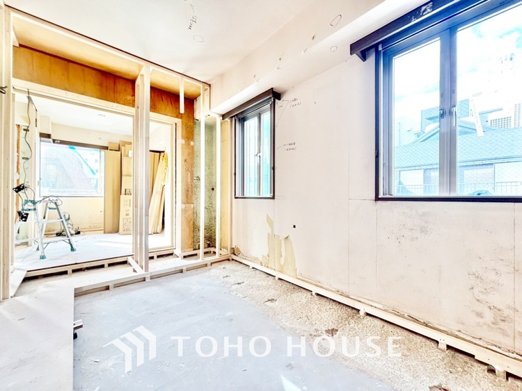 キッチン 【改装中】キッチンは家族の絆を育む大切な空間。シンプルで使い易いシステムキッチンで愉しく作る料理は愛情のある美味しいご馳走に。家族で使えるダイニングキッチンです。