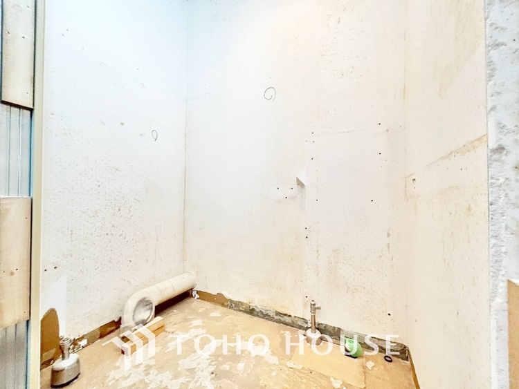 洗面 【改装中】気持ちの良い朝をつくりだし、夕方には笑顔を取り戻させてくれるミラー。パウダールームはいつでも本来の自分を取り戻せる空間。明るく仕上げてあります。