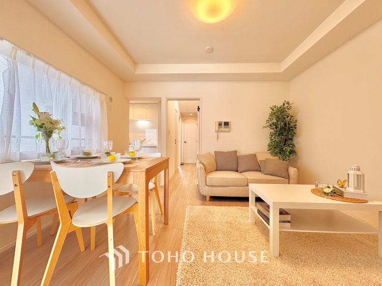 内装 ここにはみんなが集い、食事と楽しい会話が始まる。話に夢中になりすぎて、ついつい時を忘れ夜半過ぎになってしまう。そんな束の間の幸せを感じさせてくれる場所でありたい。