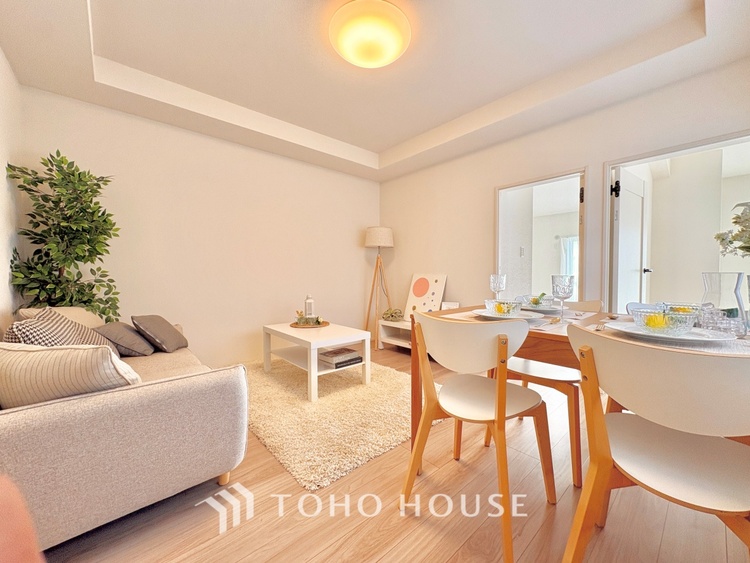 内装 大きなリビングは、高級感漂う設えとゆとりある広さで安心をもたらす特別な場所。暮らしの中心にふさわしい空間です。