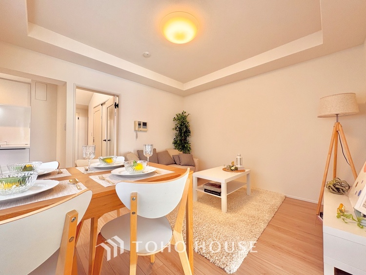 内装 堂々とした広さを誇るリビングは、優雅な開放感と安心感を兼ね備えた上質な空間。ご家族の時間を一層贅沢に演出します。