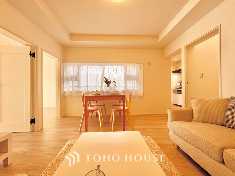 内装 ここはみんなが集い、食事と楽しい会話が始まる場所。話に夢中になりすぎて、ついつい時を忘れ、夜半過ぎになってしまう。そんな束の間の幸せを感じさせてくれます。