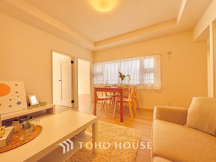 内装 堂々とした広さを誇るリビングは、優雅な開放感と安心感を兼ね備えた上質な空間。ご家族の時間を一層贅沢に演出します。